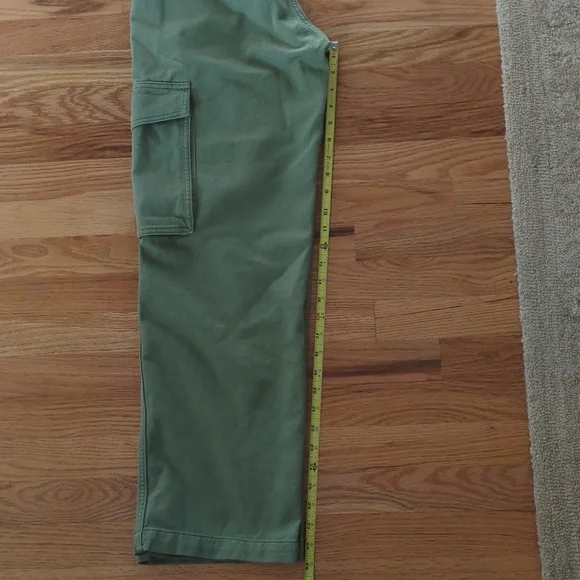 Aritzia TNA Green Women's Cargo Pants - Picture 9 of 10